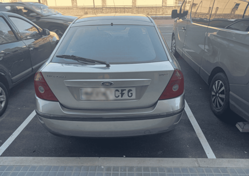 El dueño de este coche quizá no se imagina que puede ser multado con 200 euros: y no es por aparcar mal, es por este pequeño (pero costoso) detalle