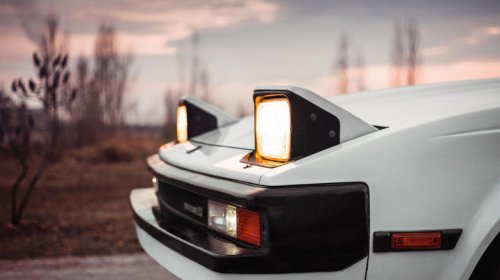 Which classic car had the first pop-up headlights?