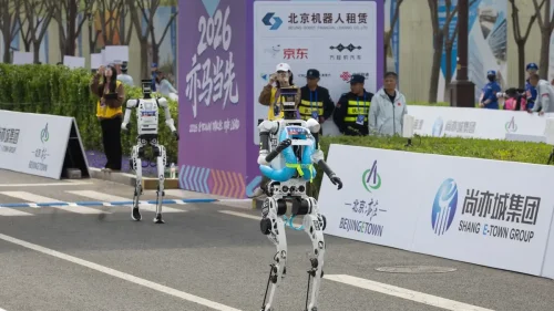 Robots humanoides rebajan en casi dos horas el tiempo del año pasado en la media maratón de Pekín