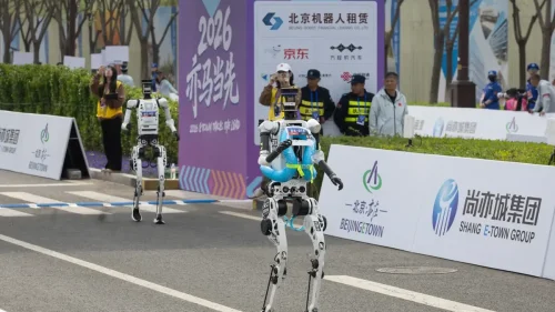 Robots humanoides rebajan en casi dos horas el tiempo del año pasado en la media maratón de Pekín