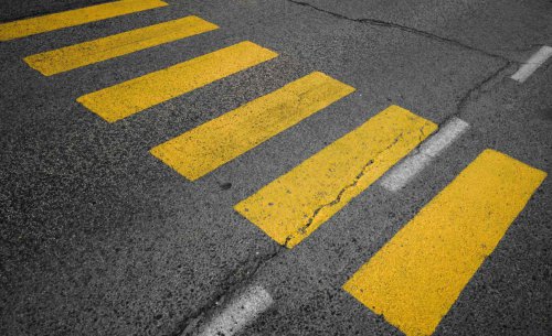 ¿Qué significan las líneas amarillas en un paso de cebra? La norma que anula a las marcas blancas