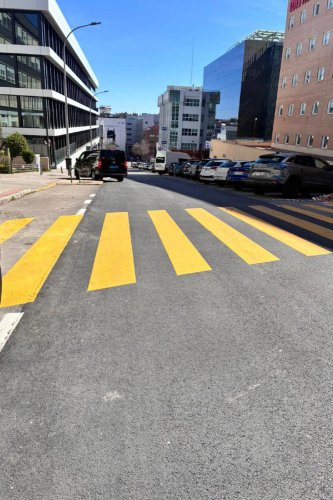 ¿Qué significan las líneas amarillas en un paso de cebra? La norma que anula a las marcas blancas