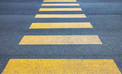 ¿Qué significan las líneas amarillas en un paso de cebra? La norma que anula a las marcas blancas