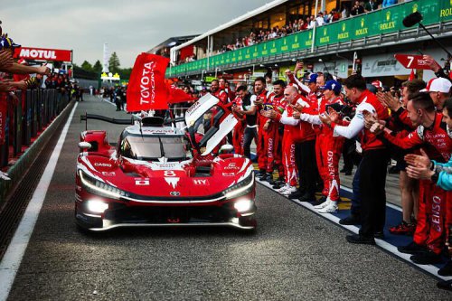 Toyota sale de su escondite