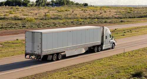 Detienen a un camionero tras haber conducido 27 horas seguidas sin parar: la sanción asciende a miles de euros