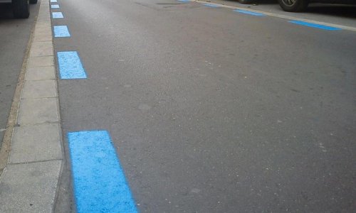 ¿Puedo quedarme dentro del coche en una zona de estacionamiento regulado? Estas son las excepciones