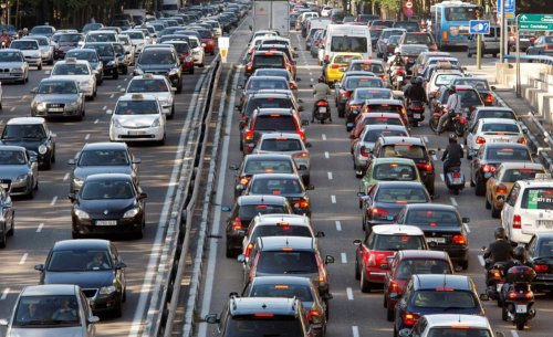 El hábito al volante que se está convirtiendo en 'plaga' y que implica una multa de 200 euros, además de poner en riesgo tu vida