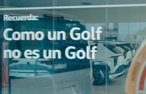 Volkswagen, Volkswagen Golf, La publicidad de Volkswagen es alucinante: promociona el Golf en los escaparates de otros concesionarios con este gran mensaje invertido