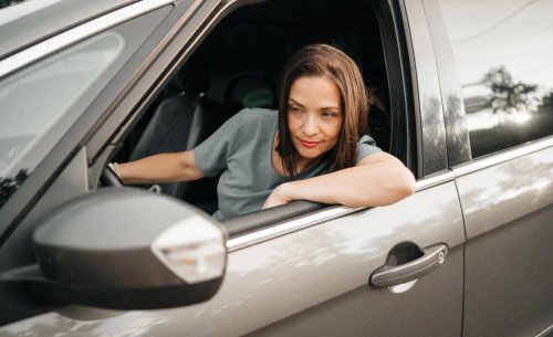 ¿Puedo quedarme dentro del coche en una zona de estacionamiento regulado? Estas son las excepciones