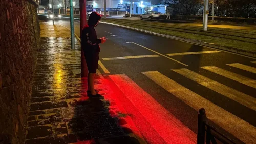 El municipio de Tenerife que ha instalado un semáforo con luz roja en el suelo para que los 'zombis del móvil' no crucen en rojo