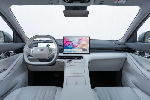 Geely, BYD, Si tuvieras que elegir entre estas dos marcas de coches chinos: Geely o BYD ¿con cuál te quedarías? La IA despeja tus dudas