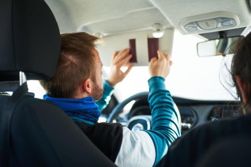 ¿Pueden multarme por hacer esto tan simple con el parasol del coche? La DGT respondev