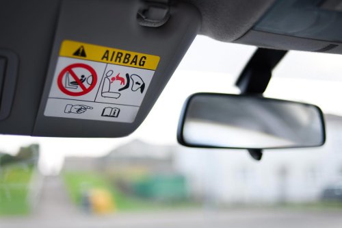 ¿Pueden multarme por hacer esto tan simple con el parasol del coche? La DGT respondev