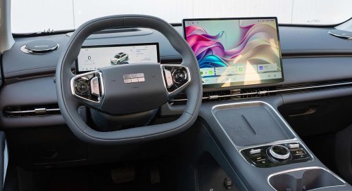 La marca Geely se estrena a lo grande en España con dos SUV electrificados