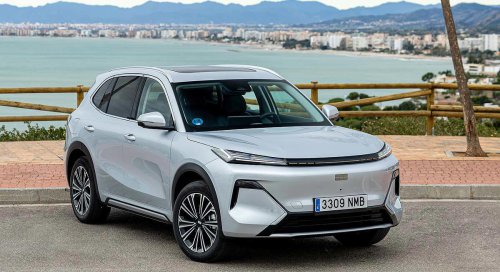 La marca Geely se estrena a lo grande en España con dos SUV electrificados
