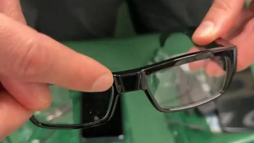 La Guardia Civil pilla a una persona con gafas smart glasses con cámara para copiar en el teórico del carné de conducir