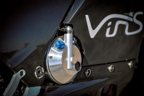 約100kgの2ストVツイン?カーボンモノコックの怪物「VINS DUECINQUANTA」とは?