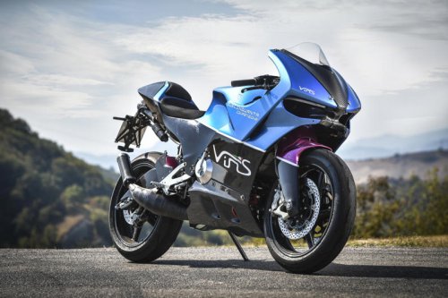 約100kgの2ストVツイン?カーボンモノコックの怪物「VINS DUECINQUANTA」とは?