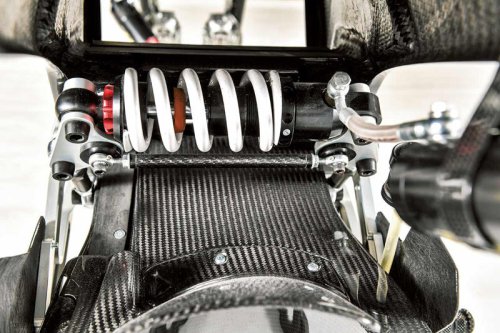 約100kgの2ストVツイン?カーボンモノコックの怪物「VINS DUECINQUANTA」とは?