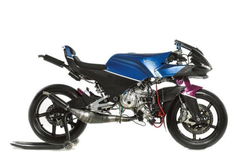 約100kgの2ストVツイン?カーボンモノコックの怪物「VINS DUECINQUANTA」とは?