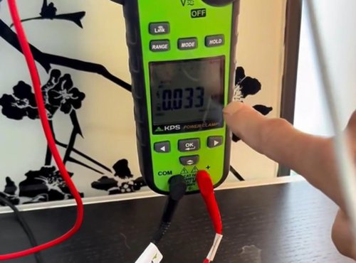 Sergio Llorente, electricista, acaba con el 'falso mito' de los cargadores de móvil: “Paran de consumir”