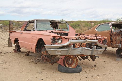 Las joyas del depósito de chatarra Valley Auto Wrecking en Thatcher, Arizona