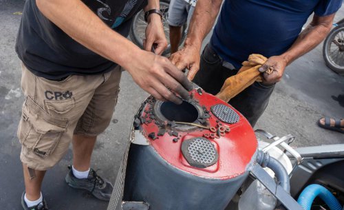 Ni gasolina ni electricidad: el invento casero para que un coche funcione con carbón y ropa vieja en Cuba