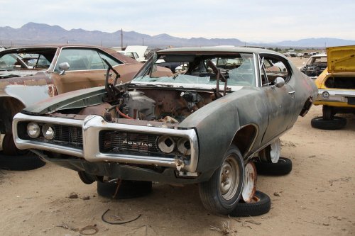 Las joyas del depósito de chatarra Valley Auto Wrecking en Thatcher, Arizona