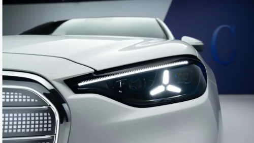 La parrilla del Mercedes Clase C 2026 tiene 1.050 puntos iluminados que la hacen inconfundible