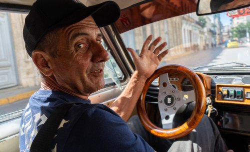 Ni gasolina ni electricidad: el invento casero para que un coche funcione con carbón y ropa vieja en Cuba