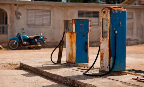 Ni gasolina ni electricidad: el invento casero para que un coche funcione con carbón y ropa vieja en Cuba