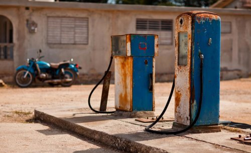 Ni gasolina ni electricidad: el invento casero para que un coche funcione con carbón y ropa vieja en Cuba