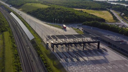 Sale del peaje a más de 200 km/h con un Lamborghini Revuelto y lo pierde en segundos