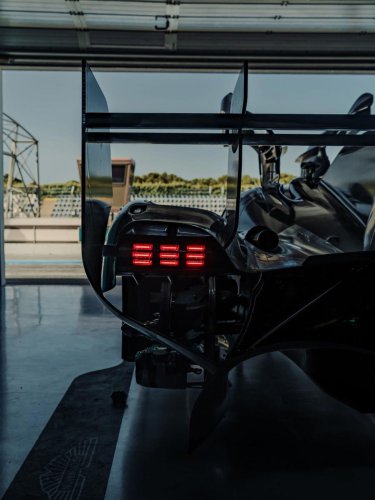 Aparecen nuevas imágenes de Fernando Alonso con la versión más especial del Aston Martin Valkyrie