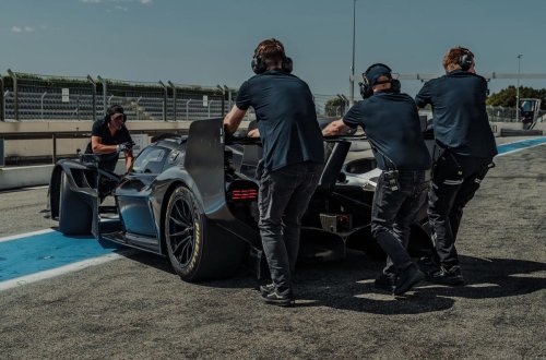Aparecen nuevas imágenes de Fernando Alonso con la versión más especial del Aston Martin Valkyrie