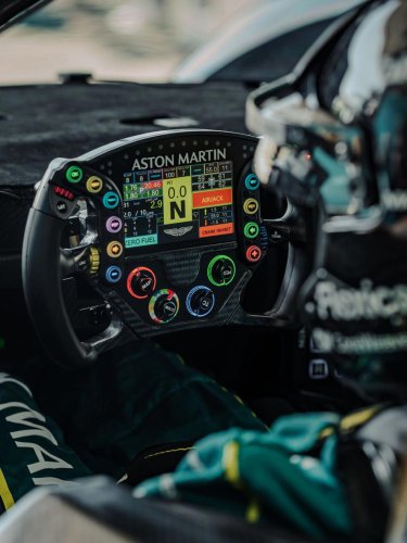 Aparecen nuevas imágenes de Fernando Alonso con la versión más especial del Aston Martin Valkyrie