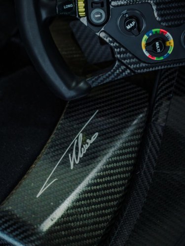 Aparecen nuevas imágenes de Fernando Alonso con la versión más especial del Aston Martin Valkyrie