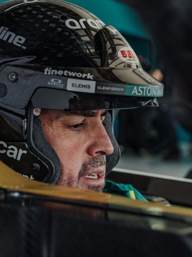 Aparecen nuevas imágenes de Fernando Alonso con la versión más especial del Aston Martin Valkyrie