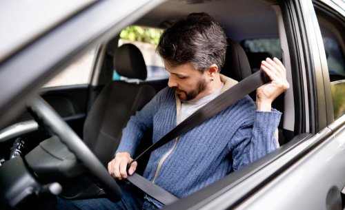 Física aplicada a la supervivencia: para esto sirve el bucle de tela de los cinturones de seguridad