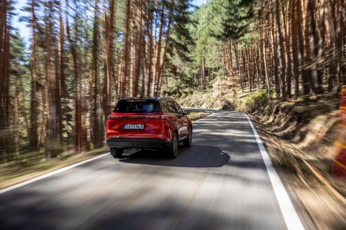 Probamos el Ebro que anuncia 900 km de autonomía: el SUV híbrido que temen Hyundai y Toyota