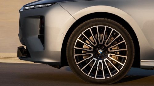 BMW's 7 series facelift looks better outside, but I can't get over the new interior
