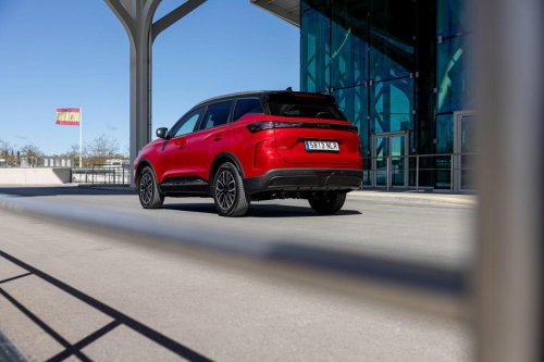 Probamos el Ebro que anuncia 900 km de autonomía: el SUV híbrido que temen Hyundai y Toyota