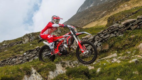 These 7 brand new motorcycles still haven't made the switch from carbs to fuel injection