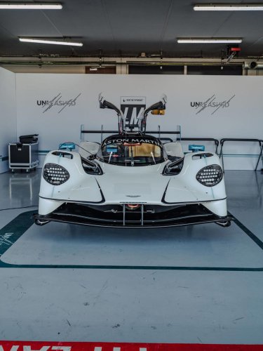 Aparecen nuevas imágenes de Fernando Alonso con la versión más especial del Aston Martin Valkyrie