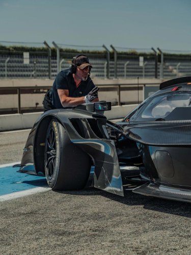 Aparecen nuevas imágenes de Fernando Alonso con la versión más especial del Aston Martin Valkyrie