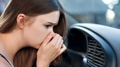 Los expertos de la automoción avisan: esta es la causa del olor a humedad en el coche y los remedios caseros no sirven para eliminarlo