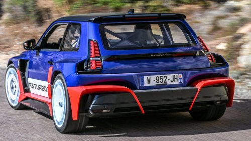 El Renault 5 Turbo 3E aparece sin camuflaje y al lado de un Ferrari cerca de Nürburgring