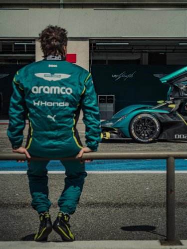 Aparecen nuevas imágenes de Fernando Alonso con la versión más especial del Aston Martin Valkyrie