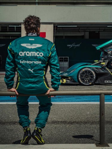 Aparecen nuevas imágenes de Fernando Alonso con la versión más especial del Aston Martin Valkyrie