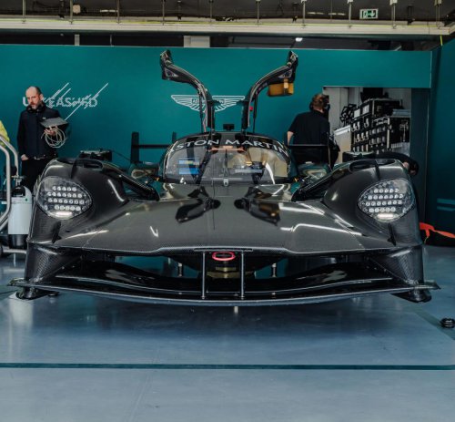 Aparecen nuevas imágenes de Fernando Alonso con la versión más especial del Aston Martin Valkyrie
